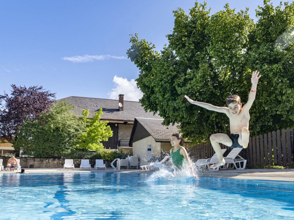 Enfants qui jouent dans une piscine
