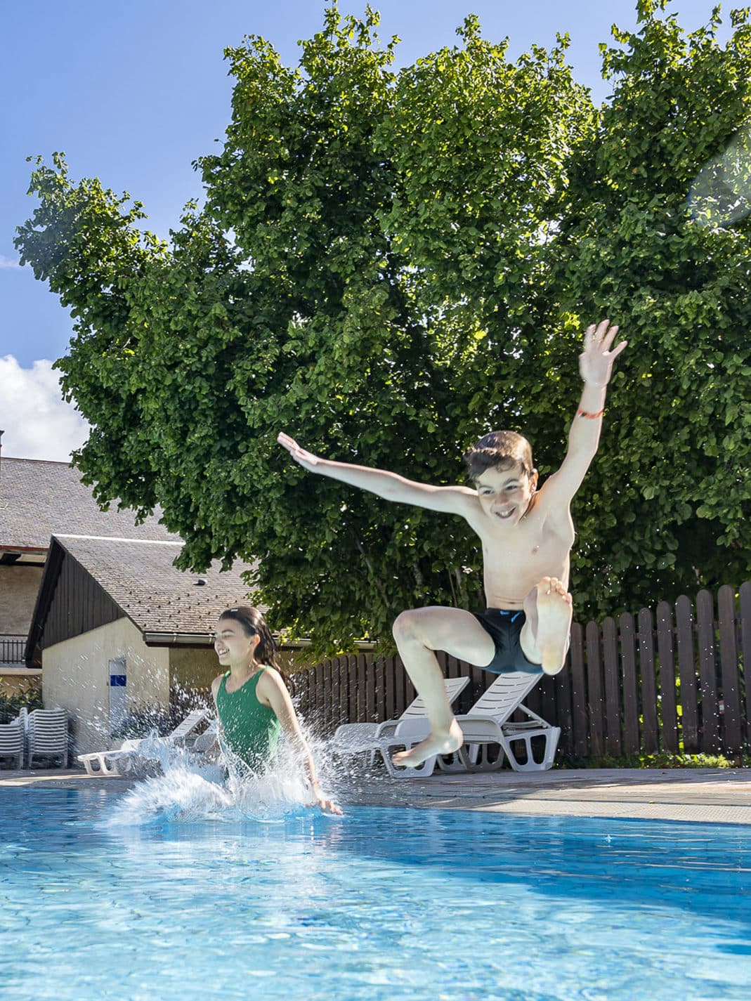 Enfants qui jouent dans une piscine