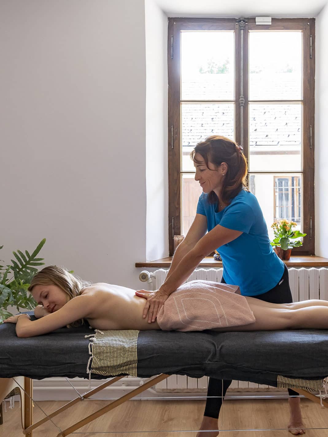 Personne qui se fait masser dans un spa