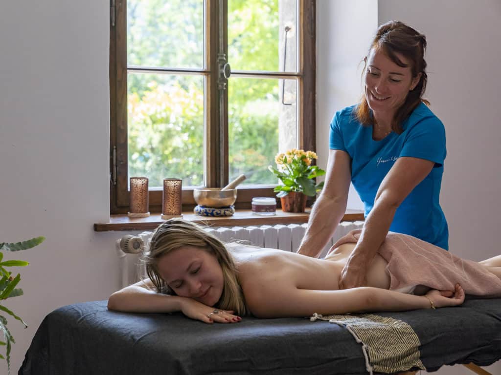 Personne qui se fait masser dans un spa