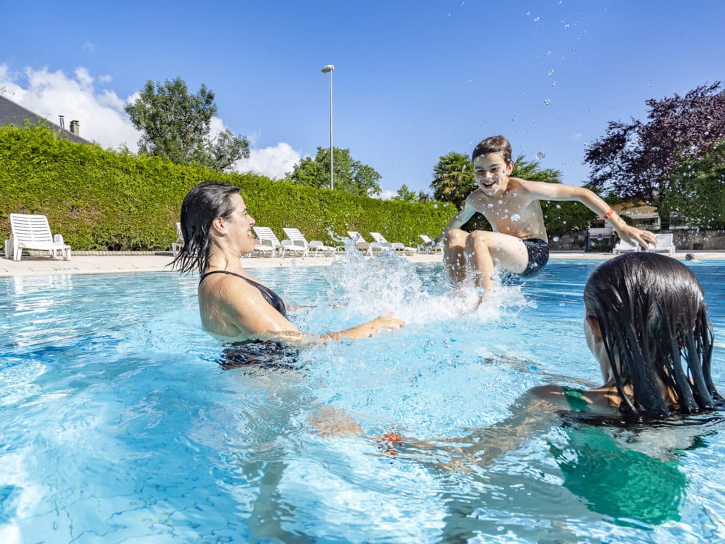 Famille qui joue dans une piscine au camping proche d'Annecy
