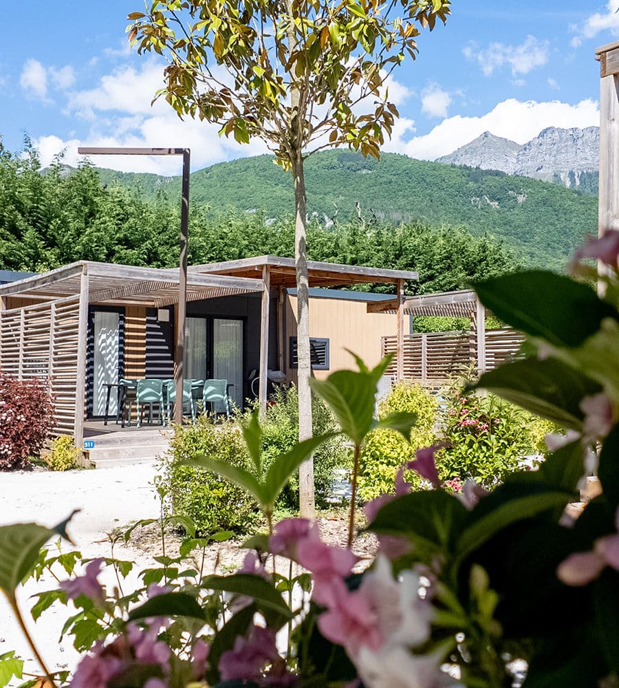 Ruhiges Chalet mit Blick auf die Berge und den Garten.