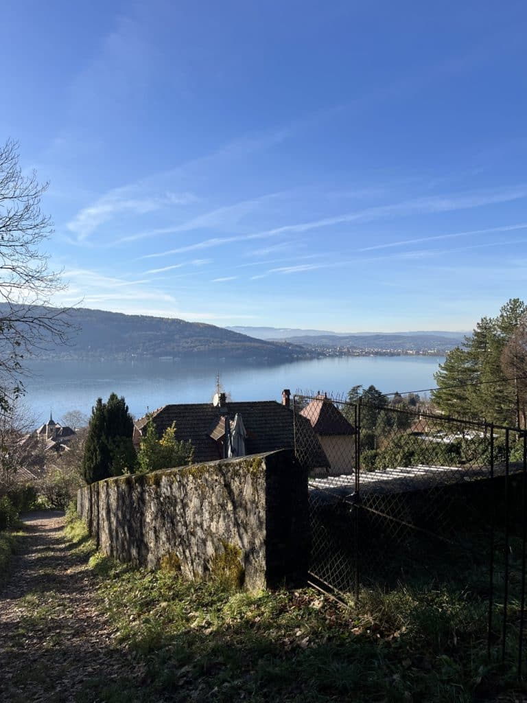 Lac d'Annecy vu depuis un village voisins